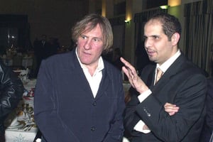 Avec l’acteur français Gérard Depardieu, lors d’un dîner de gala organisé à Alger le 28 février 2002. © NEW PRESS/SIPA