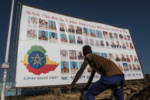 Une affiche de la police éthiopienne représentant des membres du TPLF recherchés par les autorités éthiopiennes. © EDUARDO SOTERAS / AFP