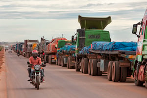 Des camions bloqués à la frontière entre la Zambie et la RDC. © Gwenn Dubourthoumieu pour JA