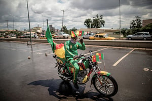 Un chauffeur de taxi moto, partisan de l’opposant Maurice Kamto, conduit sa moto à Yaoundé, le 30 septembre 2018, lors d’un rassemblement de campagne pour l’élection présidentielle. © MARCO LONGARI/AFP