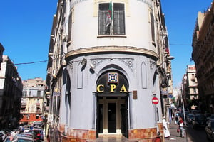 Immeuble de la banque CPA à Oran. CPA est l’un des établissements qui pourraient être concernés par la réforme. © Nacerdine ZEBAR/Gamma-Rapho/Getty