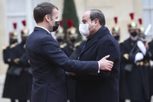 Le président français Emmanuel Macron, à gauche, accueille le président égyptien Abdel-Fattah el-Sissi au palais de l’Elysée, le 7 décembre 2020 à Paris. © Michel Euler/AP/SIPA