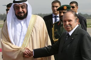 Abdelaziz Bouteflika et Cheikh Khalifa Bin Zayed Al Nahyan (Émirats arabes unis) lors d’une cérémonie d’accueil à l’aéroport d’Alger, le 16 juillet 2007. © Fayez NURELDINE/AFP
