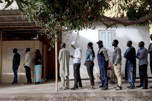 File d’attente devant un bureau de Poste de Dakar, en 2019. © Pierre Vanneste/Hans Lucas/AFP