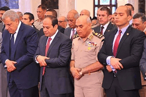 Le fils aîné du président al-Sissi (au centre en civil), Mahmoud (à droite), n’apparaît que rarement dans les cérémonies officielles. © DR