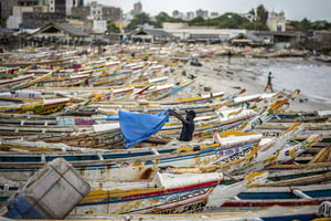 Des bateaux de pêche échoués sur la plage de Dakar, au Sénégal, le 30 juillet 2020. © Sylvain Cherkaoui/AP/SIPA