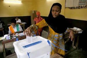 Vote dans un bureau d’Abidjan, le jour de la présidentielle ivoirienne, le 31 octobre 2020 © Yvan Sonh/CHINENOUVELLE/SIPA