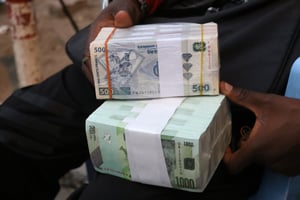 Des francs congolais entre les mains d’un agent de change, à Kinshasa en 2017 (illustration). © John Bompengo pour Jeune Afrique