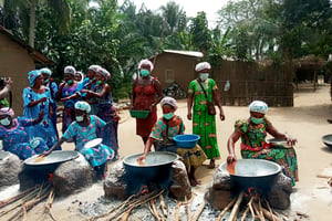 Travail du manioc dans le village de Gnita, qui va bientôt être équipé d’une unité de production de farine. © MIFA S. A TOGO