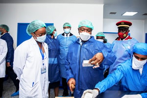 Ali Bongo Ondimba, visitant une usine de médicaments, à Nkok, en novembre 2020. © COM PR ID