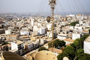 Des antennes émettrices de la TNT sur le toit de l’immeuble Kebe , à Dakar, en juin 2015. © Sylvain Cherkaoui