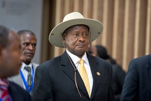 Museveni a fait sauter le verrou constitutionnel des deux mandats en 2005, puis supprimé en 2017 la limite d’âge, alors fixée à 75 ans, pour briguer la magistrature suprême. © Jiro OSE/REDUX-REA