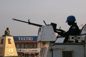 Un soldat de la Minsuca à Bangui, le 26 décembre 2020 à la veille du scrutin présidentiel. © REUTERS/Antonie Rolland