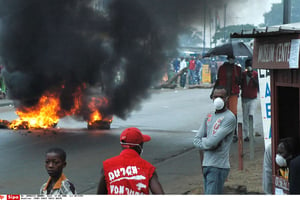 Manifestation à Abidjan après qu’au moins 6 personnes ont trouvé la mort à cause des déchets toxiques exportés depuis les Pays-Bas par Trafigura, en 2006. © AP/SIPA