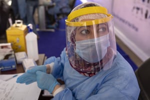Une professionnelle de santé, en Égypte, effectue des tests de dépistage du coronavirus, au Caire, le 17 juin 2020. © Nariman El-Mofty/AP/SIPA
