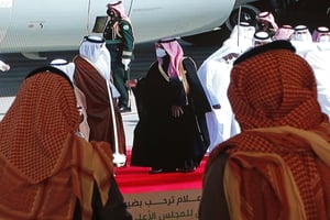 Le prince héritier saoudien Mohammed Ben Salman, au centre droit, salue l’émir du Qatar Sheikh Tamim bin Hamad Al Thani, alors qu’il arrive à l’aéroport d’Al Ula, où se déroule la 41e session du Conseil de coopération du Golfe (CCG) en Arabie Saoudite, le mardi 5 janvier 2021. © Amr Nabil/AP/SIPA