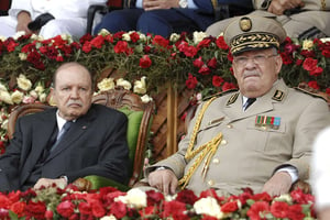 Sur cette photo prise le 27 juin 2012, le président algérien Abdelaziz Bouteflika, à gauche, et son chef d’état-major, le général Ahmed Gaid Salah, assistent à un défilé militaire à Cherchell, près d’Alger, en Algérie. © Anis Belghoul/AP/SIPA
