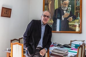 Hechmi Louzir, directeur de l’Institut Pasteur de Tunis, dans son bureau, le 7 avril 2020. © Ons Abid