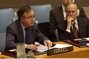 L’ambassadeur israélien à l’ONU Yehuda Lancry s’adressant au Conseil de sécurité des Nations Unie, le 17 octobre 2002, à New York. © AP SIPA / Kathy Willens