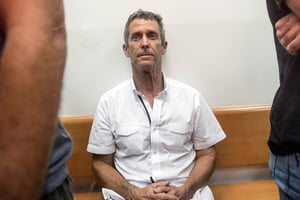 Beny Steinmetz, en 2017, devant la justice israélienne. (FILES) In this file photo taken on August 14, 2017 French-Israeli diamond magnate Beny Steinmetz sits at the Israeli Rishon Lezion Justice court, near Tel Aviv, after he was detained as part of an international money laundering investigation, authorities said. – A Romanian court on December 17, 2020 sentenced French-Israeli diamond magnate Beny Steinmetz and political adviser Tal Silberstein in absentia to five years in jail each in an organised crime case. The Two Israelis were found guilty of « the creation of an organised criminal group » in a property-related case, dating back to 2006-2008, that cost the Romanian state USD 145 million. 
© JACK GUEZ/AFP