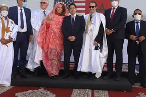 Le ministre des Affaires étrangères marocain Nasser Bourita (au centre), entouré de David Schenker, secrétaire d’Etat adjoint américain en charge du Moyen-Orient, et de David Fischer (à g.), ambassadeur des Etats-Unis au Maroc, et son épouse Jennifer, à Dakhla le 11 janvier 2021. © US Embassy Morocco