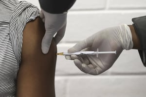 Un volontaire reçoit une injection à l’hôpital Chris Hani Baragwanath de Soweto, à Johannesburg, dans le cadre de la première participation africaine à un essai de vaccin contre le Covid-19, en juin 2020, développé à l’université d’Oxford en Grande-Bretagne, en collaboration avec la société pharmaceutique AstraZeneca. © Siphiwe Sibeko/AP/SIPA