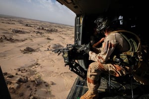 Soldat français de la force Barkhane dans un hélicoptère © Fred Marie/Hans Lucas/AFP