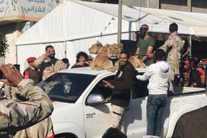 Les frères Kani et leurs lions, en Libye. © BBC NEWS