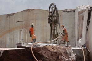 Des ouvriers travaillant dans une carrière de marbre à Pagala, au nord du Togo. © Knut Neerland/ITIE