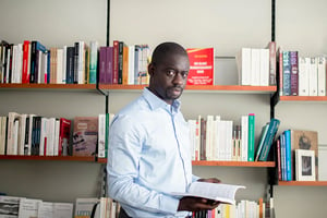 L’écrivain Felwine Sarr dans sa librairie, Athéna, à Dakar © SYLVAIN CHERKAOUI pour JA