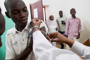 Plus de deux millions de personnes ont été vaccinées contre la fièvre jaune dans la région soudanaise du Darfour (illustration). © ALBERT GONZALEZ FARRAN/AFP