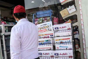 Un homme passe devant un kiosque à journaux devant un magasin de la capitale qatarie, Doha, où l’on peut lire les titres du sommet du Conseil de coopération du Golfe (CCG), qui s’est tenu le 6 janvier 2021 dans la ville saoudienne d’Al-Ula, située dans le désert, et qui a vu le rétablissement des relations du Qatar avec les pays du Golfe. A man walks past a newspaper stand outside a shop in the Qatari capital Doha showing headlines about the summit of the six-nation Gulf Cooperation Council (GCC) in the Saudi desert city of Al-Ula, on January 6, 2021, which saw Qatar’s relations restored with Gulf nations. – Saudi Arabia and its allies have restored full relations with Qatar, Riyadh said yesterday after a landmark summit, ending a damaging rift that erupted in 2017.
Four nations, led by Saudi, cut ties and transport links with Qatar in June that year, alleging it backed radical Islamist groups and was too close to Riyadh’s rival Iran — allegations Doha denied.
© KARIM JAAFAR/AFP