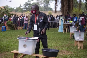 Un Ougandais vote, le 14 janvier 2021, à Kampala, en Ouganda. © Jerome Delay/AP/SIPA