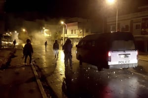 Des dizaines de jeunes ont été arrêtés après des troubles nocturnes à Tunis et dans d’autres villes du pays, les 16 et 17 janvier 2021. © Hedi Sfar/AP/SIPA