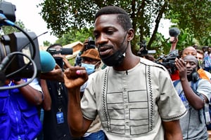 Bobi Wine, candidat à la présidentielle, lors du vote, à Kampala, le 14 janvier 2021. © REUTERS/Abubaker Lubowa