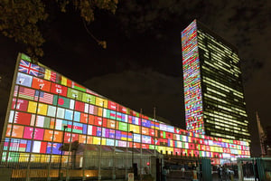 Illuminations sur la façade du bâtiment des Nations unies, à New York, en septembre 2015. © UN PHOTO