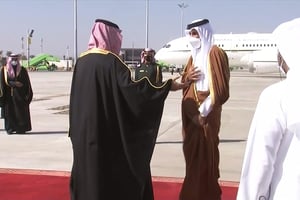 Le prince héritier d’Arabie saoudite Mohammed Ben Salman (à gauche) accueillant l’émir du Qatar, le cheikh Tamim bin Hamad bin Khalifa Al Thani (à droite) à son arrivée pour assister au 41e sommet annuel des six membres du Conseil de coopération du Golfe (CCG), à Al-Ula, le 5 janvier 2021. © SAUDI ROYAL COURT HANDOUT/EPA/MAXPPP