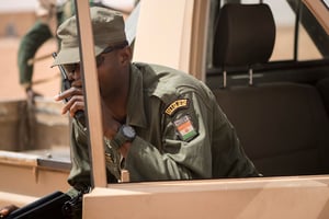 Des soldats nigériens s’entraînent aux mouvements de contact des véhicules tout en participant à un exercice d’entraînement des forces spéciales lors de l’exercice Flintlock 2018 à Agadez, au Niger, le 14 avril 2018. © Photo de la marine américaine par MC3 (SW/AW) Evan Parker/Flickr/Licence CC
