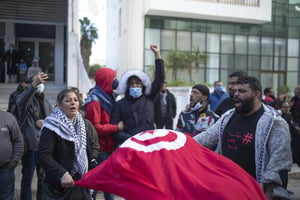 Un petit groupe de personnes participe à une manifestation à l’occasion du dixième anniversaire du soulèvement qui a renversé l’autocrate de longue date Ben Ali, le 14 janvier 2021. © Mosa’ab Elshamy/AP/SIPA