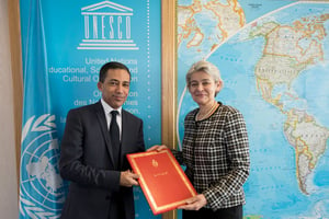 Cérémonie de réception des lettres de créance :  l’ambassadeur délégué permanent de Tunisie, Ghazi Gherairi, avec la directrice générale de l’Unesco, Irinia Bokova. © Christelle ALIX/UNESCO