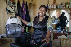 Emma Kinyanjui, propriétaire d’un salon de coiffure au Kenya. © Thomas Imo/Photothek/Getty