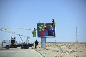 Affiches de Mohammed VI sur la route entre Dakhla et Guerguerat © Vincent Fournier/Jeune Afrique-REA