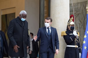 Bah N’Daw et Emmanuel Macron, à l’Elysée le 27 janvier 2021. © Jacques Witt/SIPA