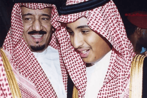 Le roi Salman avec le jeune prince Mohammed Ben Salman (à dr.) © Courtesy of Al Saud Family