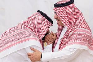 Mohammed Ben Salman (à g.) baise la main de son cousin, Mohammed Ben Nayef, à qui il vient de succéder au rang de prince héritier. À La Mecque, le 21 juin 2017. © Saudi Press Agency Handout/MaxPPP