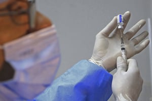 Un personnel soignant prépare une seringue avec le vaccin Sputnik-V contre le Covid-19 dans un centre de vaccination à Blida, au sud d’Alger, samedi 30 janvier 2021. © AP Photo/Fateh Guidoum)/XTC105/21030433364496//2101301304