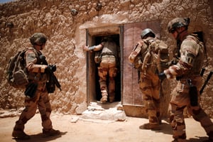 Des soldats français de Barkhane, lors d’une opération dans la région du Gourma, dans le centre du Mali. © REUTERS/Benoit Tessier