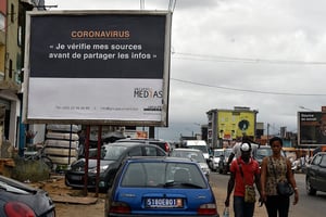 Panneau de sensibilisation aux fake news sur le coronavirus à Abidjan, en mars 2020 © Sia KAMBOU / AFP