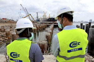 Ingénieurs chinois et tanzanien sur le chantier de l’extension du port de Dar es Salaam, en Tanzanie, le 8 juillet 2020. © XINHUA-REA