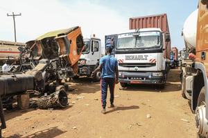 Des camions bloqués sur l’axe menant à Bangui, à Garoua-Boulaï, au Cameroun, près de la frontière avec la Centrafrique. © DANIEL BELOUMOU OLOMO/AFP
